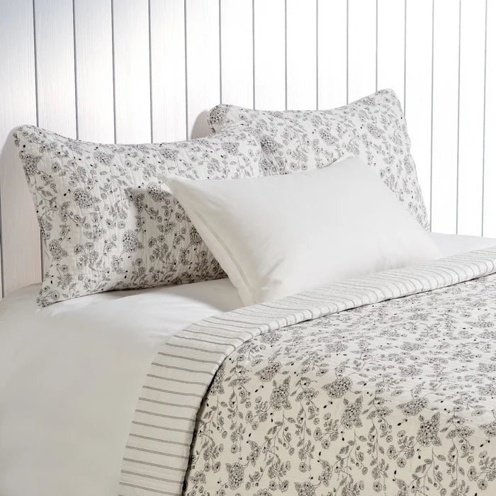 Country-style floral quilt